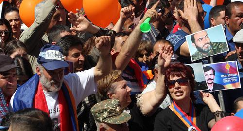 Участники акции протеста в Ереване. 1 мая 2018 года. Фото Тиграна Петросяна для "Кавказского узла". Участники акции протеста в Ереване. 1 мая 2018 года. Фото Тиграна Петросяна для "Кавказского узла".