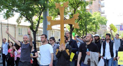 Участники акции протеста в Ереване несут в первых рядах шествия большой крест. Фото Тиграна Петросяна для "Кавказского узла" Участники акции протеста в Ереване несут в первых рядах шествия большой крест. Фото Тиграна Петросяна для "Кавказского узла"
