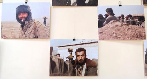 Фотографии воинов карабахской войны, представленные на выставке фотографий Левона Атоянца, посвященную городу Шуши. Нагорный Карабах. Степанакерт. 8 мая 2018 год. Фото Алвард Григорян для "Кавказского узла"