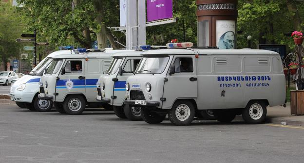 Полицейские автобусы. Фото Тиграна Петросяна для "Кавказского узла"
