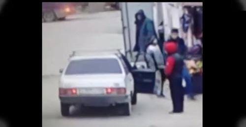 Подросток возле машины. Фото: кадр видео Нурмагомеда Астарханова https://www.youtube.com/watch?time_continue=34&v=A8kHYg7CJlU Подросток возле машины. Фото: кадр видео Нурмагомеда Астарханова https://www.youtube.com/watch?time_continue=34&v=A8kHYg7CJlU
