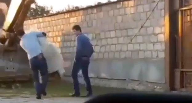 Похищение девушки в Кабардино-Балкарии. Фото: кадр видео https://www.instagram.com/p/BjHHQ0UH2VW/?taken-by=tut_nalchik_ Похищение девушки в Кабардино-Балкарии. Фото: кадр видео https://www.instagram.com/p/BjHHQ0UH2VW/?taken-by=tut_nalchik_
