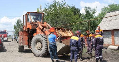 Сотрудники МЧС участвуют в аварийно-восстановительных работах в пострадавшем от подтопления селении Цалык Правобережного района Северной Осетии. Фото: Пресс-служба Главное управление МЧС России http://15.mchs.gov.ru Сотрудники МЧС участвуют в аварийно-восстановительных работах в пострадавшем от подтопления селении Цалык Правобережного района Северной Осетии. Фото: Пресс-служба Главное управление МЧС России http://15.mchs.gov.ru