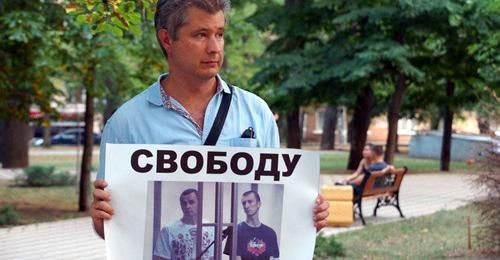 Участник пикета в поддержку Олега Сенцова и Александра Кольченко в Ростове-на-Дону,  31 июля 2015 года. Фото Константина Волгина для "Кавказского узла"
