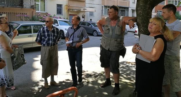 Жильцы дома №20 по Вишневой улице в Сочи на собрании 2 июня 2018. Фото Светланы Кравченко для "Кавказского узла".