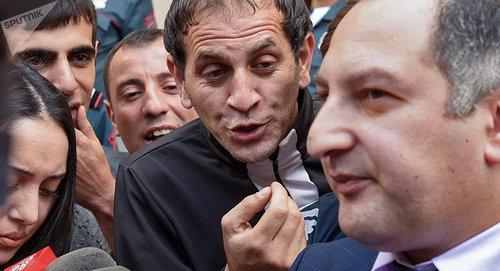 Акция протеста представителей компаний, осуществляющих пассажирские перевозки из Армении в Россию (4 июня 2018 года). Еревaн. Фото © Sputnik / Asatur Yesayants
https://ru.armeniasputnik.am/politics/20180604/12446151/sovetnik-pashinyana-predstavitel-avinyana-reshat-problemu-larsa.html