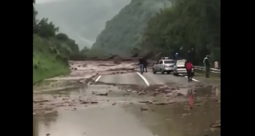 Сход селя в Карачаево-Черкесии, 16 июня 2018 года. Кадр из видео https://www.youtube.com/watch?v=XT8KqFYdAR4 Сход селя в Карачаево-Черкесии, 16 июня 2018 года. Кадр из видео https://www.youtube.com/watch?v=XT8KqFYdAR4