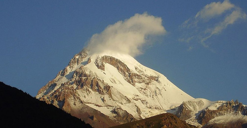 Гора Казбек. Фото: Константинъ Буркут https://ru.wikipedia.org Гора Казбек. Фото: Константинъ Буркут https://ru.wikipedia.org