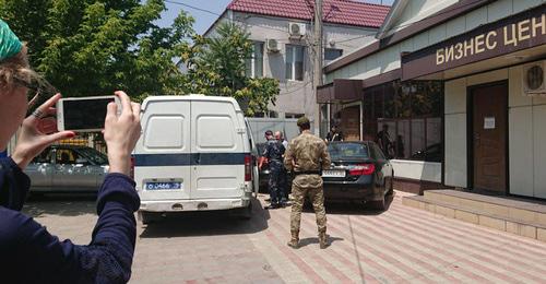 Оюба Титиева увезли. 3 июля 2018 г. Фото: Пресс-служба ПЦ "Мемориал" Оюба Титиева увезли. 3 июля 2018 г. Фото: Пресс-служба ПЦ "Мемориал"
