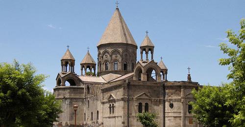 Монастырь Эчмиадзин. Фото: CC BY-SA 3.0 / Areg Amirkhanian / Etchmiadzin Cathedral
https://ru.armeniasputnik.am/society/20180430/11769333/bezumie-v-ehchmiadzine-paren-hotel-spilit-krest-s-kafedralnogo-sobora-video.html Монастырь Эчмиадзин. Фото: CC BY-SA 3.0 / Areg Amirkhanian / Etchmiadzin Cathedral
https://ru.armeniasputnik.am/society/20180430/11769333/bezumie-v-ehchmiadzine-paren-hotel-spilit-krest-s-kafedralnogo-sobora-video.html