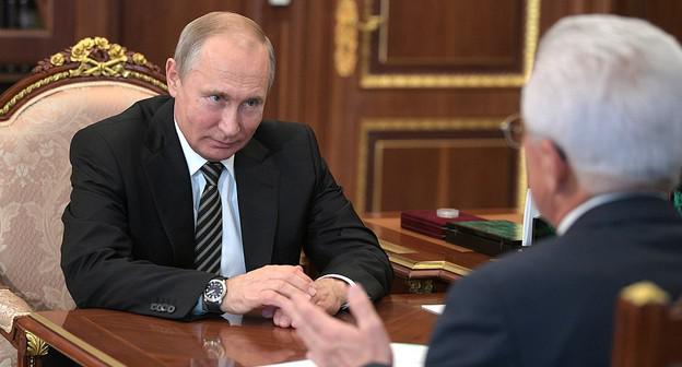 Встреча В. Путина с временно исполняющим обязанности главы Республики Дагестан Владимиром Васильевым. Фото http://kremlin.ru/events/president/news/57975