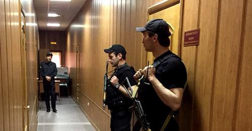 В коридоре Нальчикского гарнизонного военного суда во время заседания суда. Фото: пресс-служба Нальчикского гарнизонного военного суда http://nalchikskygvs.kbr.sudrf.ru