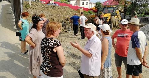 Участники схода в Сочи требуют остановить стройку на оползневом участке. 25 июля 2018 года. Фото Светланы Кравченко для "Кавказского узла". Участники схода в Сочи требуют остановить стройку на оползневом участке. 25 июля 2018 года. Фото Светланы Кравченко для "Кавказского узла".