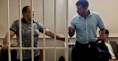 Оюб Титиев (слева) и Петр Заикин в зале суда. Фото: пресс-служба ПЦ "Мемориал" Оюб Титиев (слева) и Петр Заикин в зале суда. Фото: пресс-служба ПЦ "Мемориал"