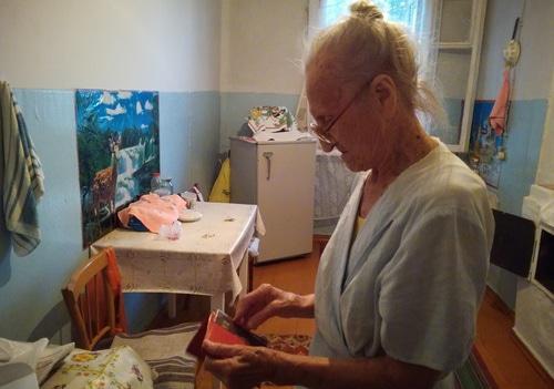 92-летняя ветеран Великой Отечественной войны Мария Савинкова на своей кухне. Волгоград, август 2018 года. Фото Татьяны Филимоновой для "Кавказского узла" 92-летняя ветеран Великой Отечественной войны Мария Савинкова на своей кухне. Волгоград, август 2018 года. Фото Татьяны Филимоновой для "Кавказского узла"