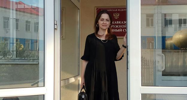 Адвокат Ислама Гугова Ева Чаниева на выходе из здания суда. Фото Константина Волгина для "Кавказского узла"
