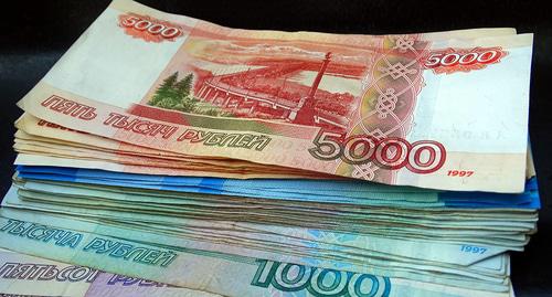Денежные купюры. Фото Нины Тумановой для "Кавказского узла"