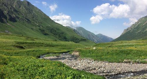 Горная долина. Фото http://urpsosochi.ru/v-gorax-sochi-propal-muzhchina-spasateli-mchs-vedut-poisk/ Горная долина. Фото http://urpsosochi.ru/v-gorax-sochi-propal-muzhchina-spasateli-mchs-vedut-poisk/