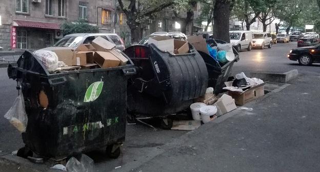 Мусор на улице Еревана. Фото Армине Мартиросян для "Кавказского узла"
