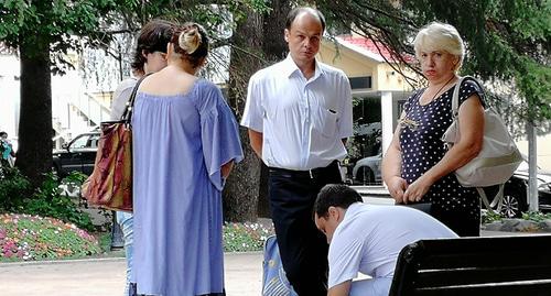 Садоводы товариаество "Чаевод"у здания мэрии. Фото Светланы Кравченко для "Кавказского узла" Садоводы товариаество "Чаевод"у здания мэрии. Фото Светланы Кравченко для "Кавказского узла"