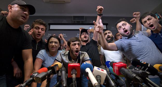 Ситуация в пресс-центре отеля "Эребуни плаза". Фото  Sputnik / Asatur Yesayants https://ru.armeniasputnik.am/incidents/20180814/13848590/uchastniki-akcii-protesta-vorvalis-v-zdanie-gde-prohodit-press-konferenciya-kocharyana.html