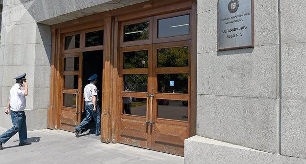 Сотрудники полиции у здания правительства Армении. Фото Sputnik / Asatur Yesayants
https://ru.armeniasputnik.am/incidents/20180815/13874813/policiya-ustanovila-lichnost-ugrozhavshego-vzorvat-pravitelstvennoe-zdanie-v-yerevan.html