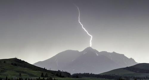Молния в горах. Фото https://pixabay.com/ru/молния-гроза-буря-погода-облака-880154/ 