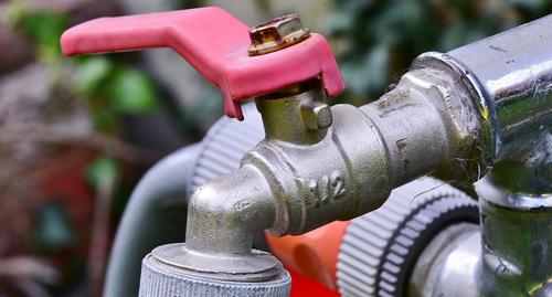 Водопроводный кран .Фото https://pixabay.com/ru/кран-орошение-шланг-воды-поток-3619548/