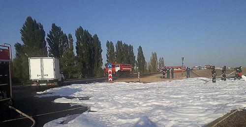 Разлив дизельного топлива произошел в результате ДТП на северо-западе Ставрополя. 29 августа 2018 г. Фото: ГТРК "Ставрополье" Разлив дизельного топлива произошел в результате ДТП на северо-западе Ставрополя. 29 августа 2018 г. Фото: ГТРК "Ставрополье"