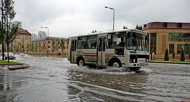 Автобус на улицах Грозного. Фото Магомеда Магомедова для "Кавказского узла"