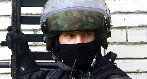 Сотрудник силовых структур. Фото http://rosgvard.ru/ru/news/article/v-barnaule-sotrudniki-sobr-zaderzhali-rukovoditelya-municipalnogo-predpriyatiya-podozrevaemogo-v-poluchenii-vzyatki-v-osobo-krupnom-razmere Сотрудник силовых структур. Фото http://rosgvard.ru/ru/news/article/v-barnaule-sotrudniki-sobr-zaderzhali-rukovoditelya-municipalnogo-predpriyatiya-podozrevaemogo-v-poluchenii-vzyatki-v-osobo-krupnom-razmere
