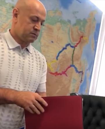 Магомедрасул Омаров во время ареста. Стоп кадр видео канала 
Derbent Live https://www.youtube.com/watch?v=AkH-Crvzyns