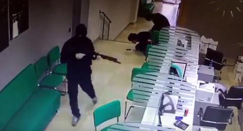 Три человека в масках и с автоматами в отделение Сбербанка Абхазии. Фото  smotrim video https://www.youtube.com/watch?time_continue=17&v=LpUy3vb55jc
