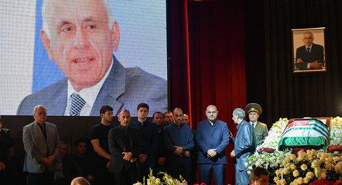Церемония прощания с премьер-министром Геннадием Гагулией, погибшим в ДТП, в Гудаутском районе Абхазии © Sputnik / Илона Хварцкия
https://sputnik-abkhazia.ru/Abkhazia/20180912/1024989097/v-abxazii-prostilis-s-gennadiem-gaguliya.html Церемония прощания с премьер-министром Геннадием Гагулией, погибшим в ДТП, в Гудаутском районе Абхазии © Sputnik / Илона Хварцкия
https://sputnik-abkhazia.ru/Abkhazia/20180912/1024989097/v-abxazii-prostilis-s-gennadiem-gaguliya.html