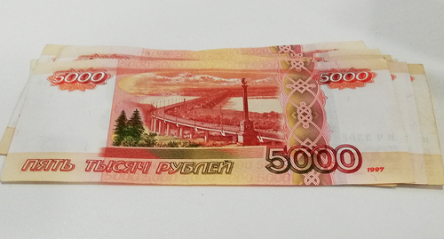 Бонкноты номиналом 5000 рублей. Фото Нины Тумановой для "Кавказского узла"