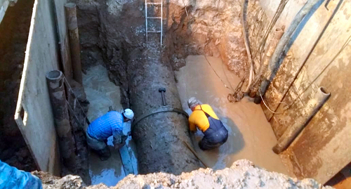 Устранение последствий аварии на водоводе в Советском районе Астрахани. Фото: пресс-служба Главного управления МЧС по Астраханской области http://30.mchs.gov.ru/ Устранение последствий аварии на водоводе в Советском районе Астрахани. Фото: пресс-служба Главного управления МЧС по Астраханской области http://30.mchs.gov.ru/