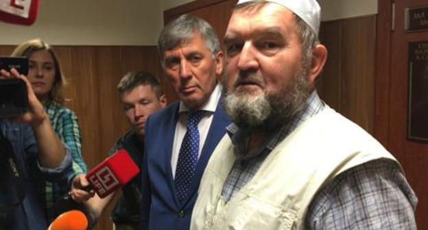 Махмуд Велитов (справа). Кадр из видео пользователя 
БИЗНЕС Online
https://www.youtube.com/watch?v=xQC_tbPJ0Vg
