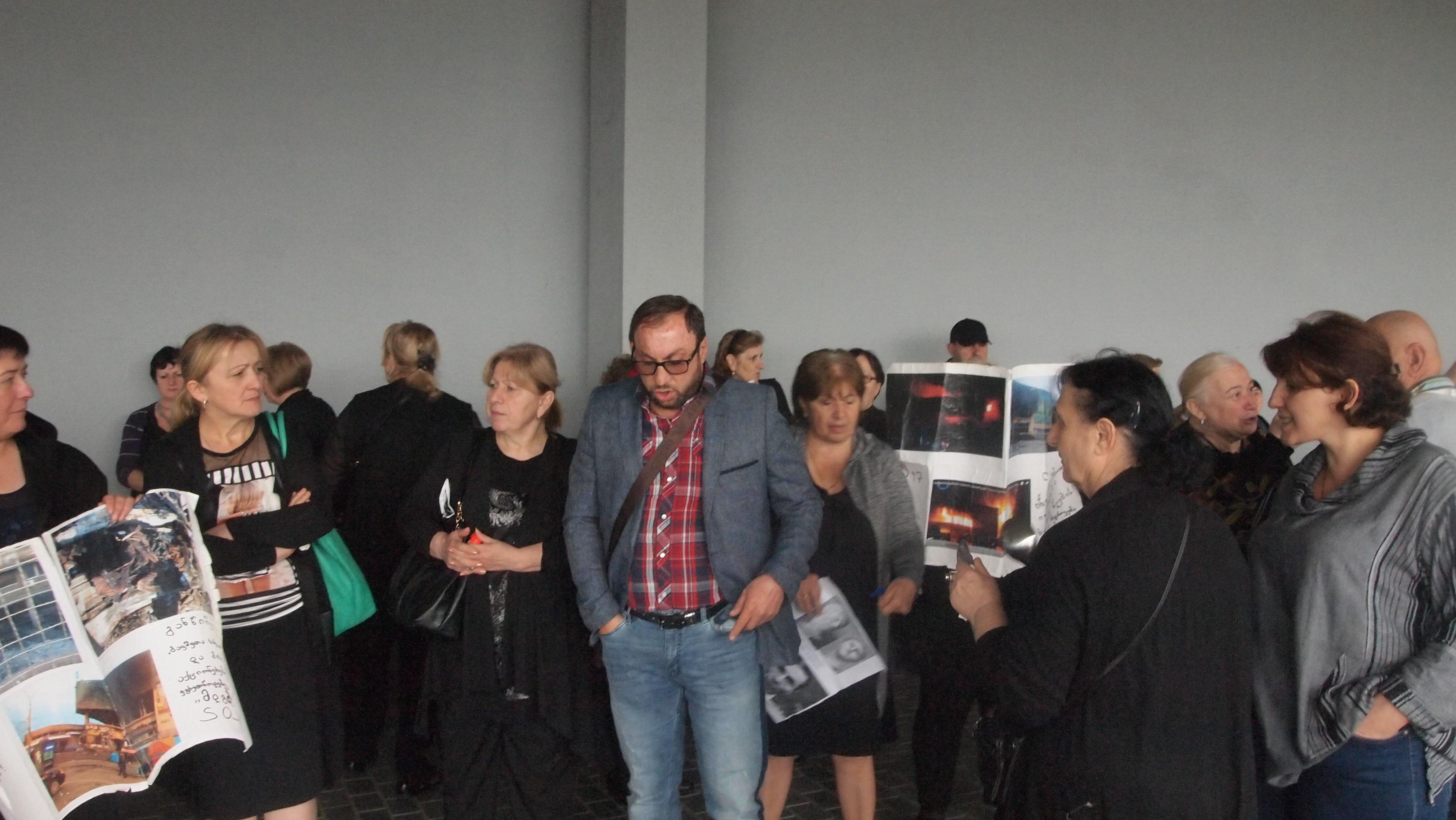 Адвокат Сихуашвили на митинге возле дома Иванишвили. Фото Беслана Кмузова для "Кавказского узла"