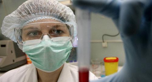 Сотрудница лаборатории. Фото: Sputnik / Sergey Venyavskiy
 https://sputnik-georgia.ru/society/20181002/242315592/SPID-nastupaet-kolichestvo-VICh-infitsirovannykh-rastet-v-Gruzii.html