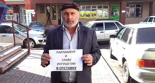 Участник акции за отставку парламента и главы Ингушетии. Фото Умара Йовлоя для "Кавказского узла"