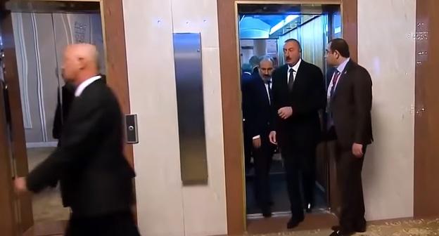 Премьер-министр Армении (слева) и президент Азербайджана Ильхама Алиева выходят из лифта на саммите СНГ

Читать далее: https://ru.armeniasputnik.am/video/20181001/14803584/vstrecha-pashinyana-alieva-lifte-sensacionnye-kadry.html в Душанбе

Фото: кадр видео Отрывок программы "Москва. Кремль. Путин." от 30.09.18 https://www.youtube.com/watch?time_continue=4&v=SUHYx0EmRWA