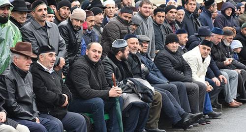 Участники митинга в Магасе. 5 октября 2018 г. Фото: Якуб Гогиев https://www.facebook.com/gogiev.jakob/posts/2121692801375728 Участники митинга в Магасе. 5 октября 2018 г. Фото: Якуб Гогиев https://www.facebook.com/gogiev.jakob/posts/2121692801375728
