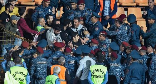 Потасовка после футбольного матча Лиги наций УЕФА между сборными Армении и Гибралтара (13 октября 2018 года). Еревaн Sputnik/ Asatur Yesayants.
https://ru.armeniasputnik.am/nl2018/20181013/15072849/match-mezhdu-sbornymi-armenii-i-gibraltara-zavershilsya-potasovkoj-bolelshchikov.html Потасовка после футбольного матча Лиги наций УЕФА между сборными Армении и Гибралтара (13 октября 2018 года). Еревaн Sputnik/ Asatur Yesayants.
https://ru.armeniasputnik.am/nl2018/20181013/15072849/match-mezhdu-sbornymi-armenii-i-gibraltara-zavershilsya-potasovkoj-bolelshchikov.html