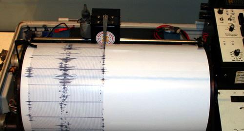 Сейсмограф. Фото Yamaguchi先生 https://ru.wikipedia.org/wiki/Сейсмограф#/media/File:Kinemetrics_seismograph.jpg Сейсмограф. Фото Yamaguchi先生 https://ru.wikipedia.org/wiki/Сейсмограф#/media/File:Kinemetrics_seismograph.jpg