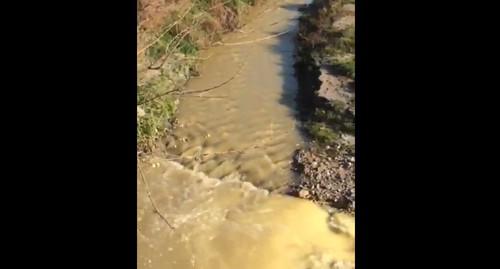 Стекающая в Терек вода желтого цвета. Кадр из видео https://www.youtube.com/watch?v=kmOjmMosA3g Стекающая в Терек вода желтого цвета. Кадр из видео https://www.youtube.com/watch?v=kmOjmMosA3g