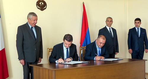 ÐодпиÑание ÐеклаÑаÑии о дÑÑжбе Ð¼ÐµÐ¶Ð´Ñ Ð³Ð¾Ñодами СенÑ-ÐÑÑен и ШÑÑи. ФоÑо: ÐлваÑд ÐÑигоÑÑн Ð´Ð»Ñ "ÐавказÑкого Ñзла"