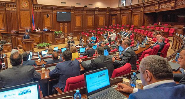 Заседание Парламента Армении. Фото © Sputnik / Aram Nersesyan
https://ru.armeniasputnik.am/economy/20180823/14029412/parlament-armenia-provedet-vneocherednoe-zasedanie.html