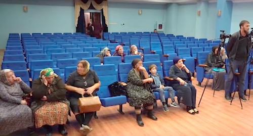 Собрание жителей общежития в Грозном. Фото: кадр видео ЧГТРК "Грозный" https://www.youtube.com/watch?time_continue=90&v=qg4-Icfq8QA
Собрание жителей общежития в Грозном. Фото: кадр видео ЧГТРК "Грозный" https://www.youtube.com/watch?time_continue=90&v=qg4-Icfq8QA