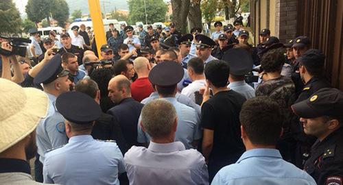 Митинг у здания суда, где выносили приговор Зелиму Албегову и Арсену Сланову. 4 сентября 2018 г. Фото: North Caucasus Service (RFE/RL)
