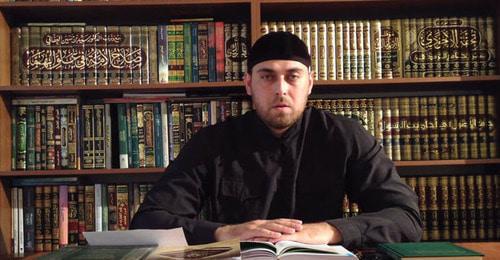 Адам Ильясов. Кадр из видео пользователя Imam. Adam_al.ashariy https://www.youtube.com/watch?v=zxMzskPbJ3o Адам Ильясов. Кадр из видео пользователя Imam. Adam_al.ashariy https://www.youtube.com/watch?v=zxMzskPbJ3o